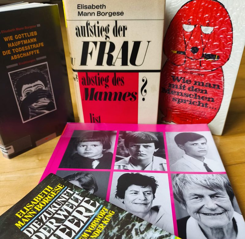 Sammlung von Büchern zu und von Elisabeth Mann-Borgese