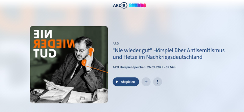 Mann mit orangenen Telefonhörer am Ohr, «Nie wieder gut» Hörspiel über Antisemitismus und Hetze im Nachkriegsdeutschland.