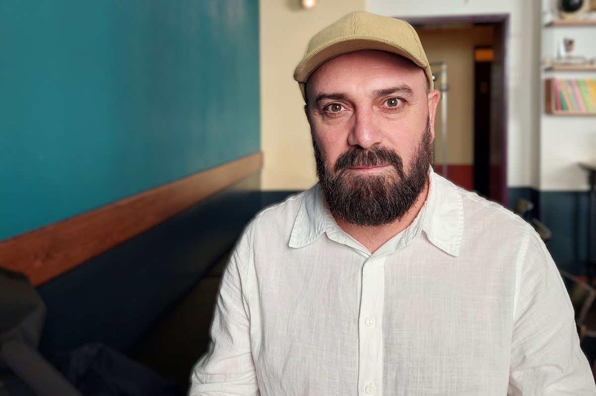 Porträt von Delschad Numan Khorschid in der Fortuna Cafébar, #AtelierMonaco-Szene