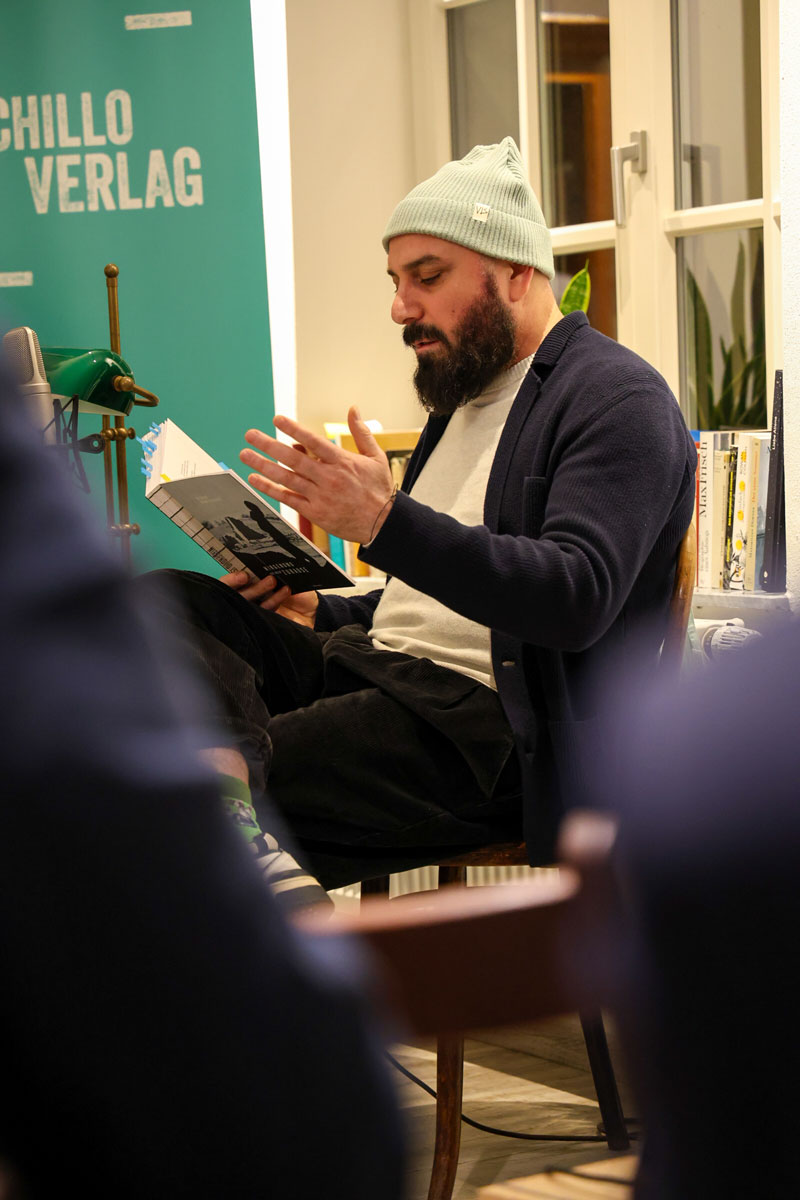 Delschad Numan Khorschid mit liest im Schillo Verlag, 2025. #AtelierMonaco-Szene