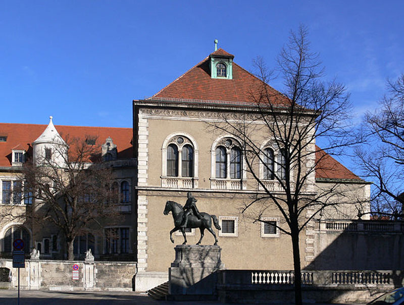 Prinzregentendenkmal vor dem Bayerischen Nationalmuseum in München bei Sonnenschein.