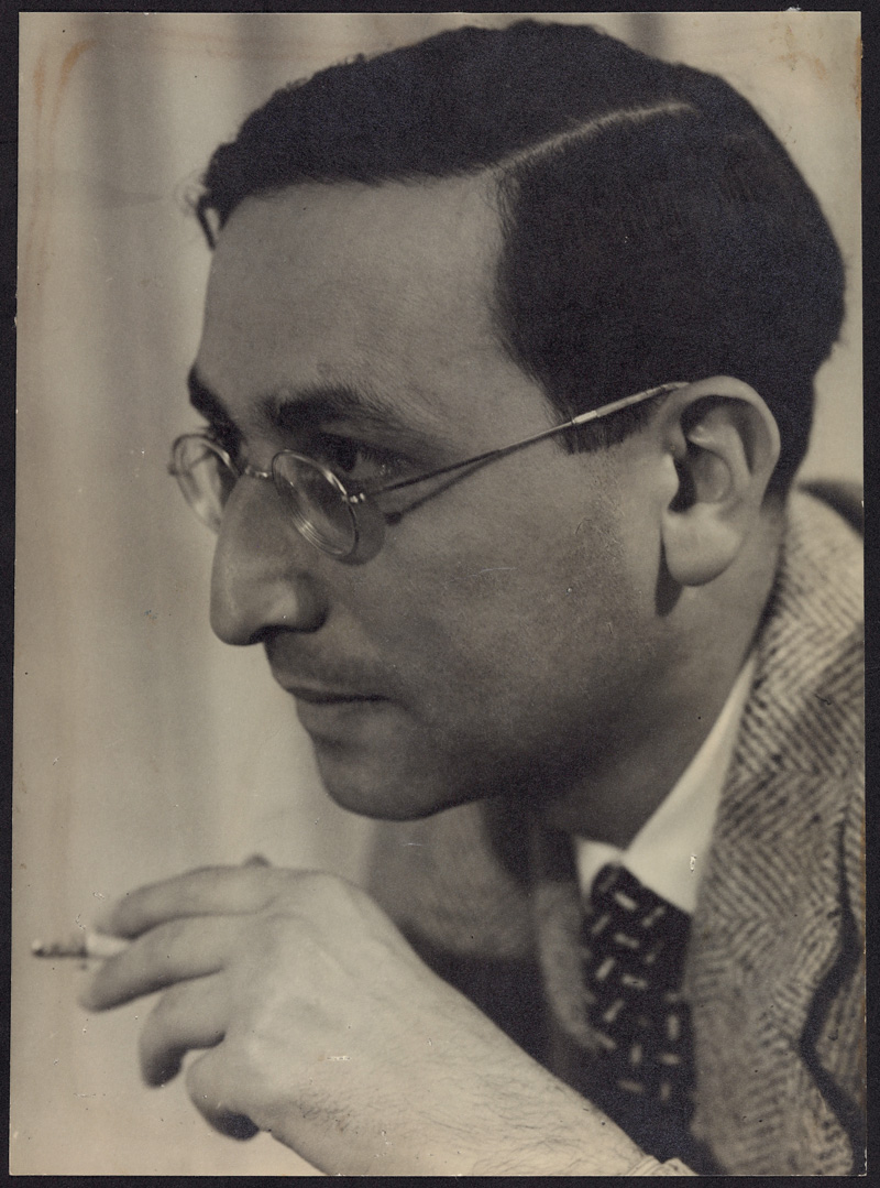 Porträt eines Mannes im Profil mit Brille und Zigarette: Edgar Weil.
