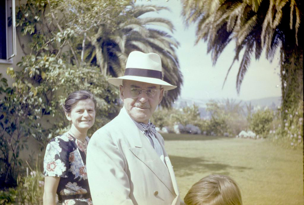 Thomas Mann mit Hut und Elisabeth Mann Borgese