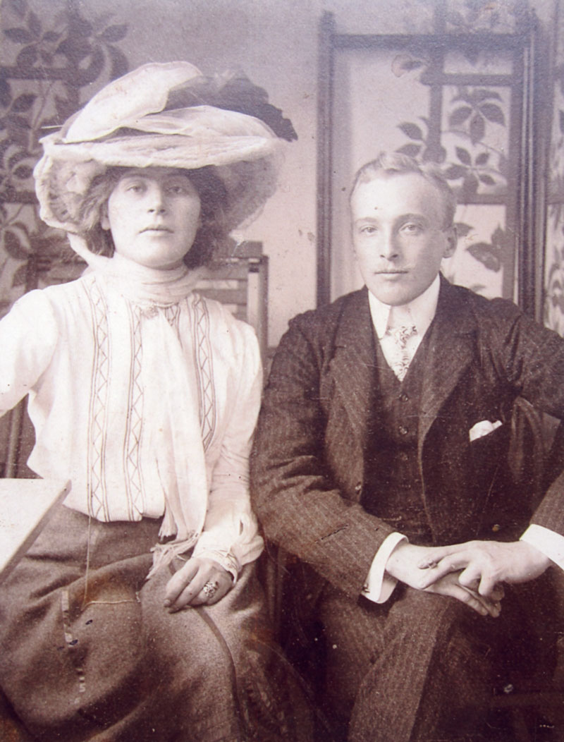 Sitzendes Ehepaar Elisabeth und Christopher Brewster, 1903.