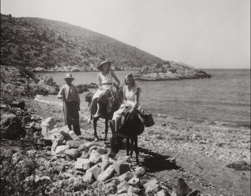 Elisabeth und Clotilde Brewster auf Esel am Strand sitzend, begleitet von einem Hirten in Griechenland