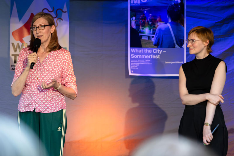 Elvira Steppacher zu ihrer Schreib-Residency auf der Bühne des Sommerfestes der Monacensia zusammen mit Rebecca Faber.