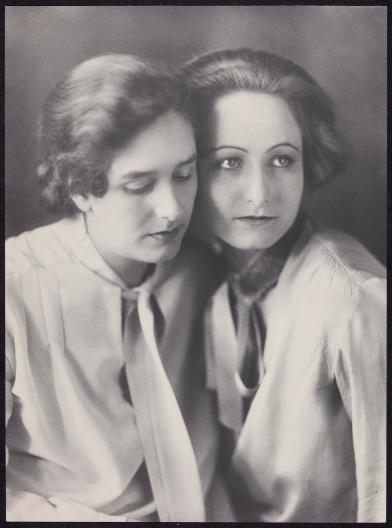 Zwei junge Frauen auf historischem Foto, Ende 1920er-Jahre: Erika Mann und Pamela Wedekind.