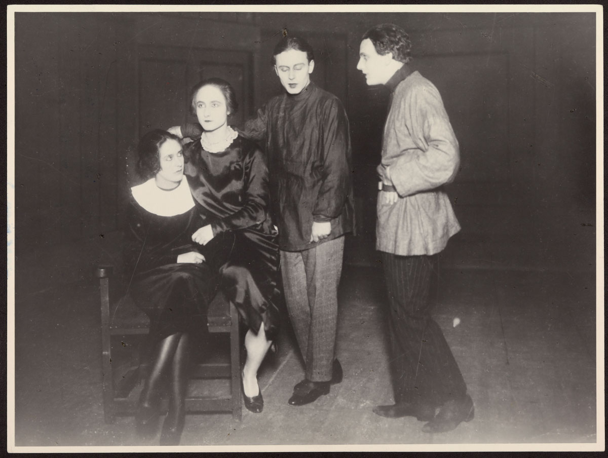 Vier Personen auf Schwarz-Weiß-Fotografie der End 1920er-Jahre. 2 Frauen sitzend, daneben 2 Männer stehend: Erika und Klaus Mann mit Pamela Wedekind und Gustaf Gründgens.