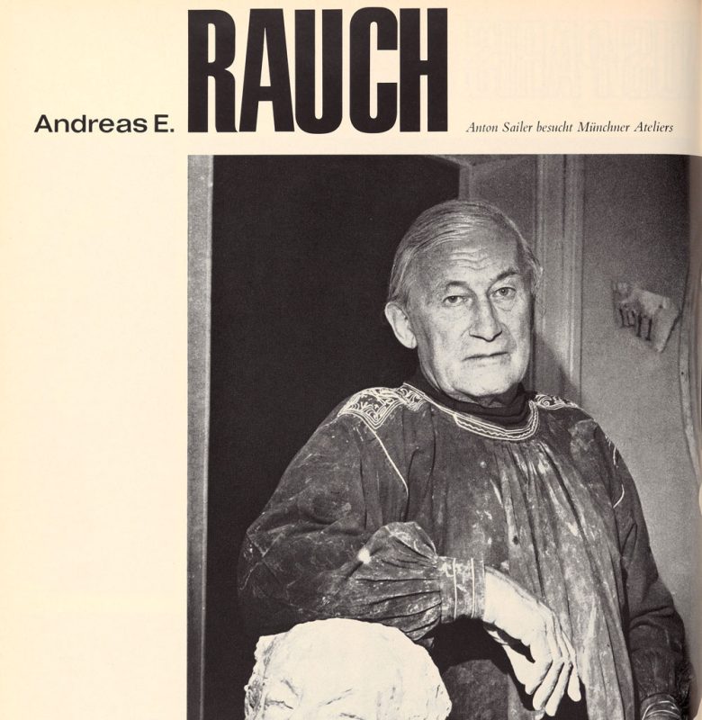 Ernst Andreas Rauch im Künstlerkittel stützt seinen Arm auf einen Kopf ab. Atelierszene. Werkstattbericht von Anton Sailer