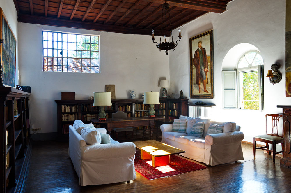 Blick in Privatbibliothek mit zwei Sofas und Gemälden an der Wand, San Francesco di Paola