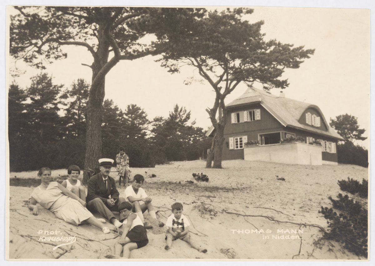 Scheinbare Idylle im Sommer 1930: Aufenthalt der Familie Mann in Nidden. Im Sand sitzend von links: Katia Mann, Elisabeth Mann, Thomas Mann, Golo Mann, vorne li. Michael Mann, Alexander Ferber (Sohn des Hausmädchens), hinten auf der Bank Monika Mann.