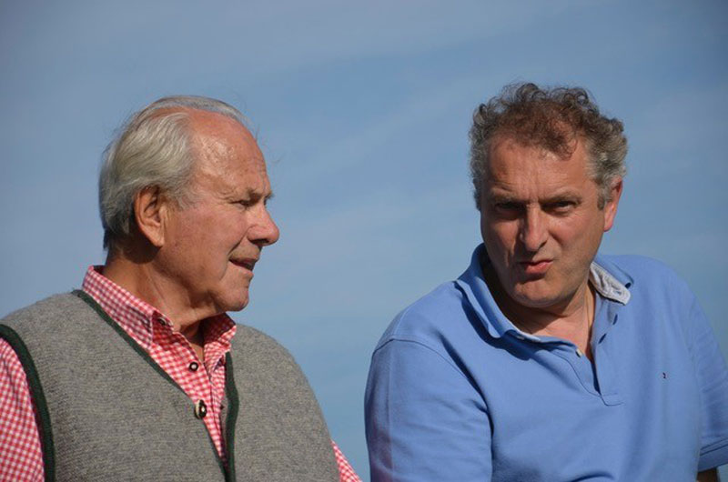 zwei Männer unterschiedlichen Alters einander zugewandt: Franz und Sebastian Westermeier.