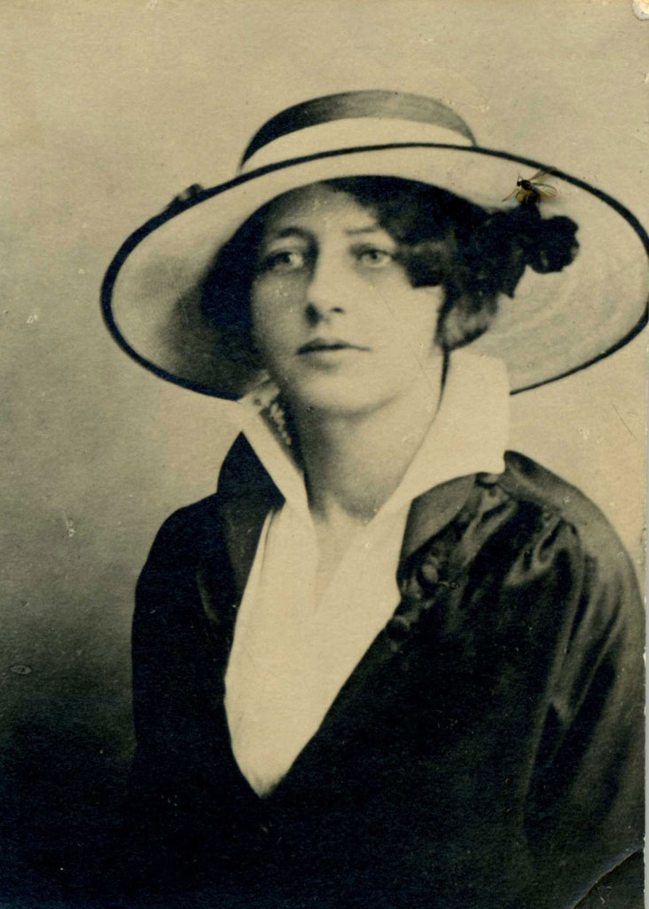 Porträt von Franziska zu Reventlow mit Hut. Haarmode