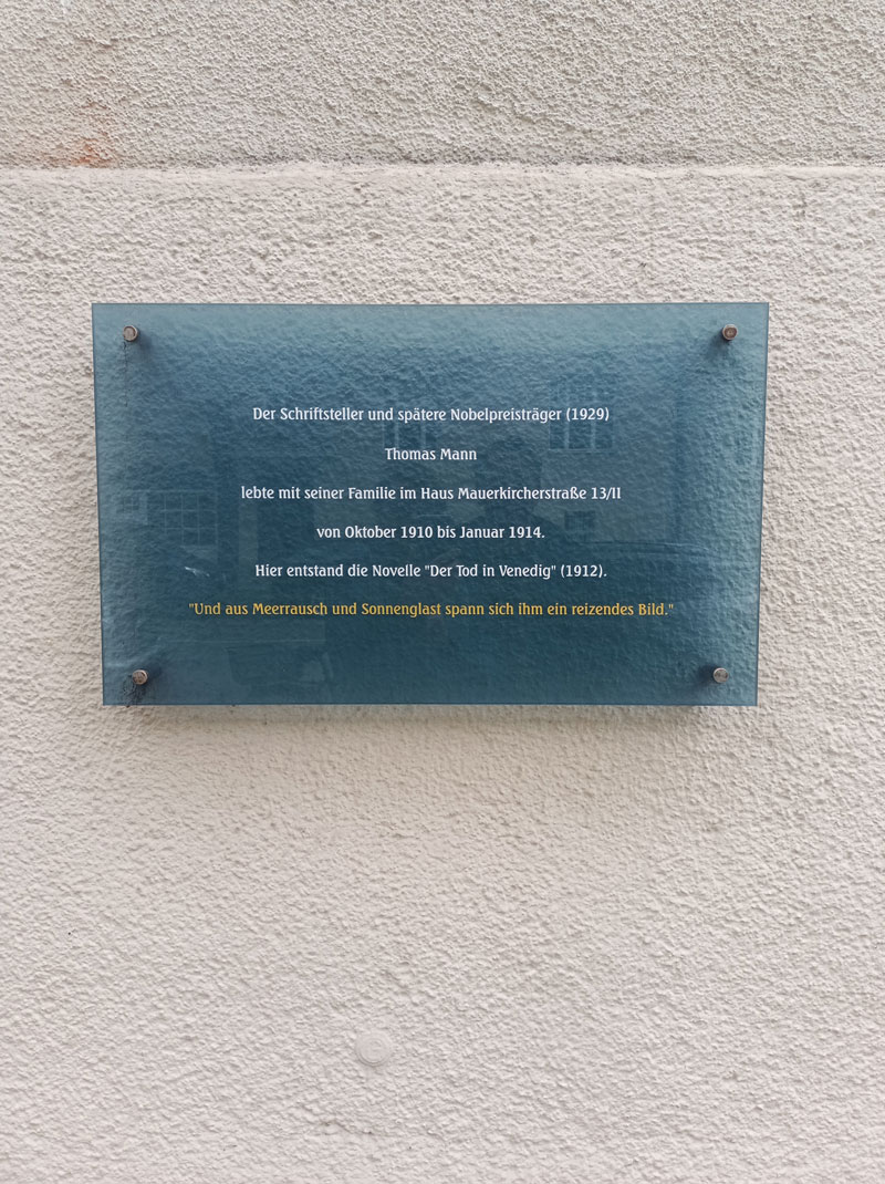 Gedenktafel zu Thomas Mann in der Mauerkircherstraße 13/II. © Tina Rausch