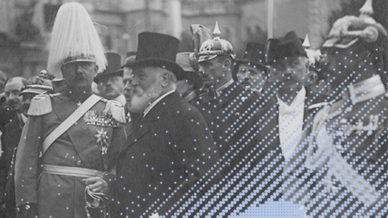 Adolf von Hildebrand mit Zylinder bei Parade mit Offizieren.
