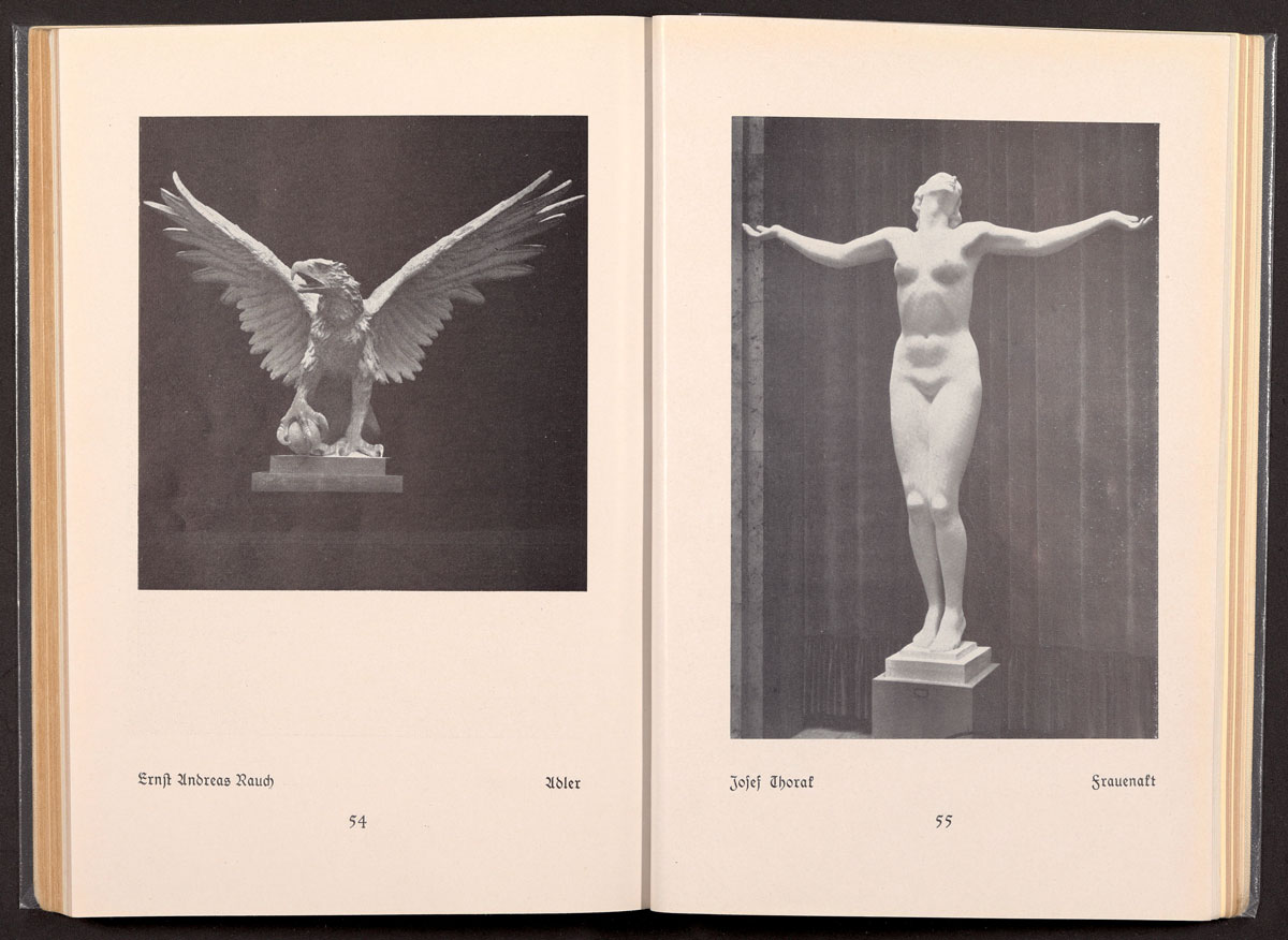 Aufgeschlagenes Buch «Die Grosse Kunstausstellung». Adler von Ernst Andreas Rauch. Künstlerkarrieren zwischen NS-Kunst und Nachkriegsmünchen.