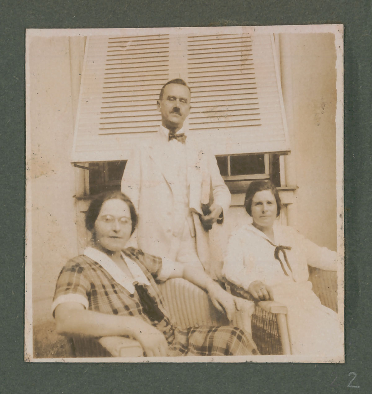 Ida Herz und Katia Mann, in Korbstühlen sitzend, hinter ihnen stehend Thomas Mann. Aus einem Familienalbum.