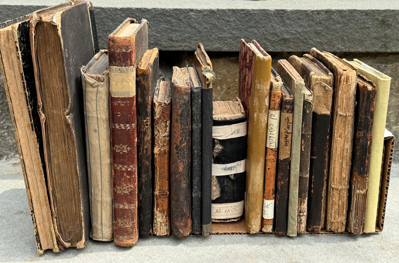 Alte, zerfledderte Bücher aufgereiht: jiddische Literatur