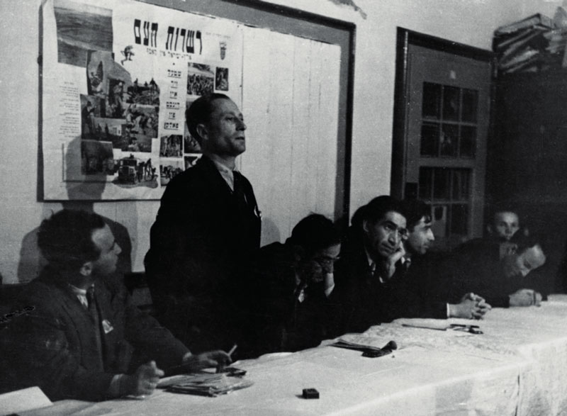 Jiddische Schriftsteller sitzend, einer steht vom Schriftstellerverband, jiddische Stimmen nach 1945