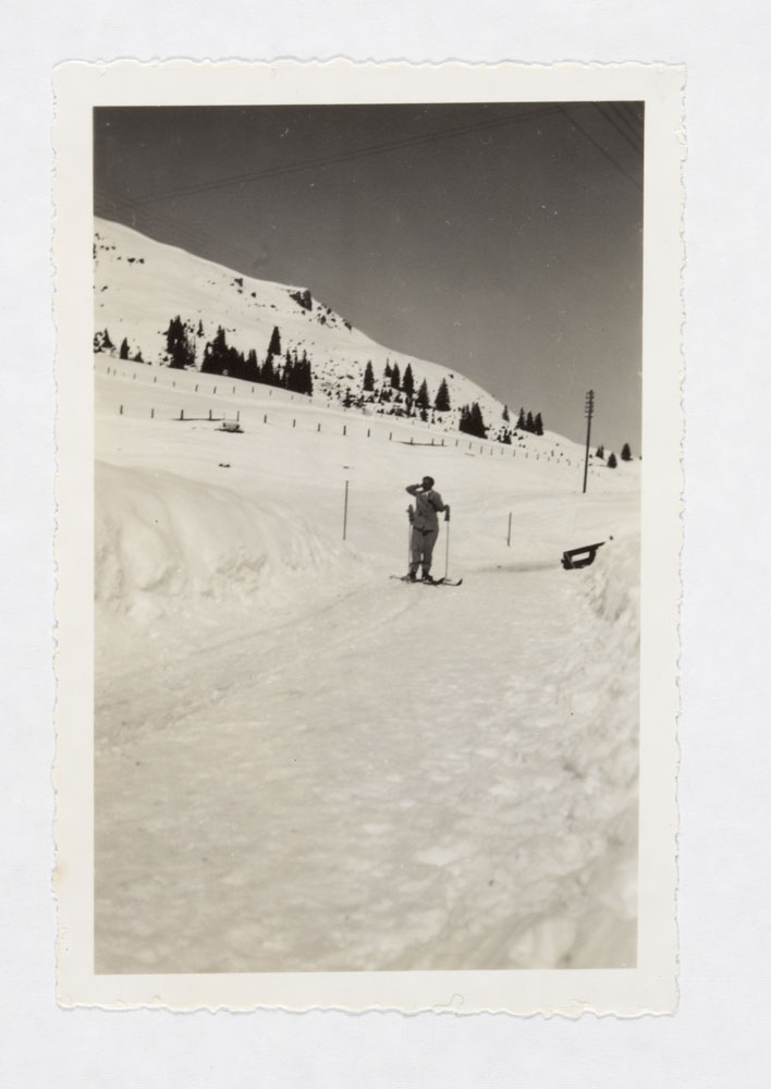 Frau auf Skiern in Winterlandschaft, schwarz-weiß-Fotografie