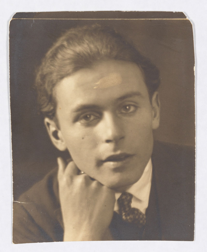 Klaus Mann, Kopfaufnahme, frontal, leicht nach rechts geneigt, rechte Hand am Kinn, ca. 1924.