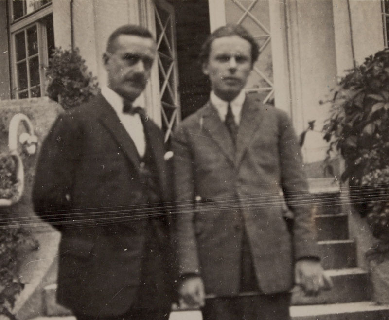 Thomas und Klaus Mann im Sommer 1925, fotografiert von Ida Herz im Garten des Hauses in der Poschingerstraße, München. © Monacensia, KM f 159.