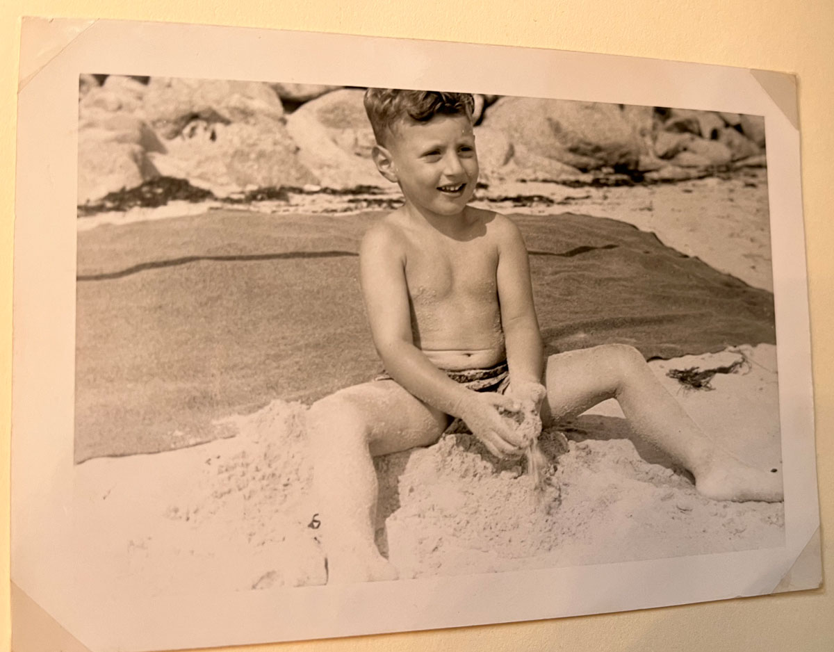 Marian Offman als kleiner Junge am Strand von Halifax am Meer.