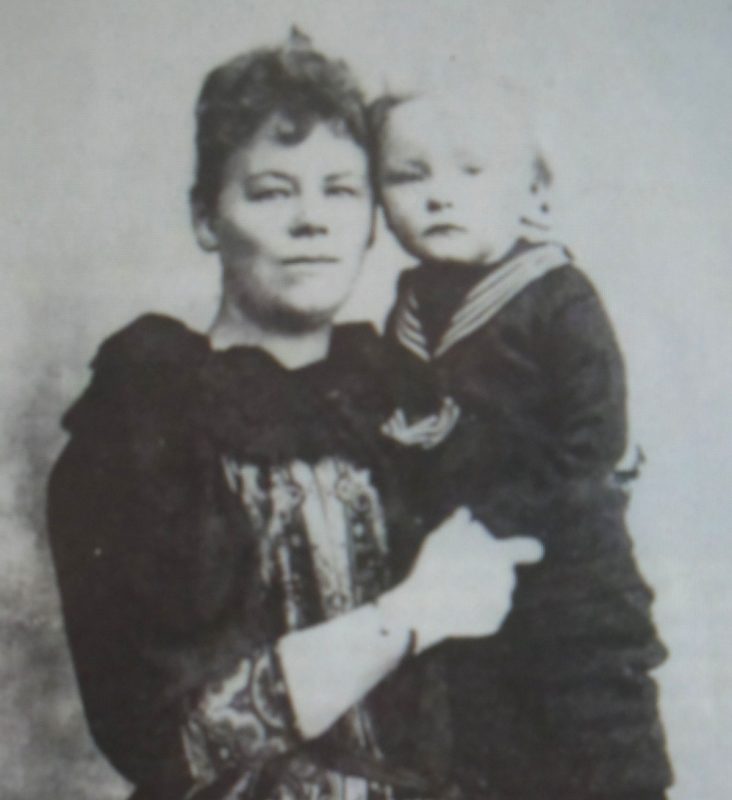 Laura Marholm und Sohn Ola Hansson um 1892/1893. Quelle: Ola Hansson 1891 - 1893. Ein Schwede in Friedrichshagen. Erik Glossmann. 1999. Foto Copyright: Elena v. Schlieffen