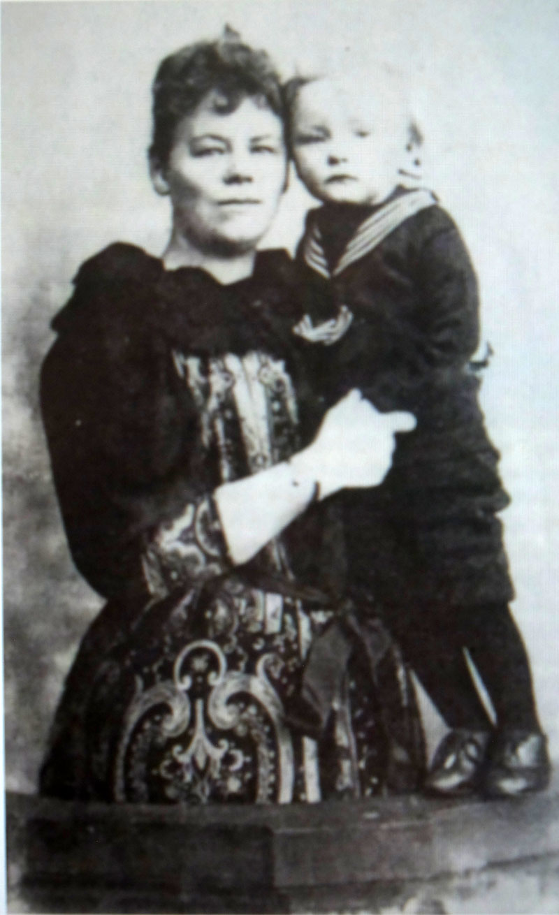 Laura Marholm und Sohn Ola Hansson um 1892/1893. Quelle: Ola Hansson 1891 - 1893. Ein Schwede in Friedrichshagen. Erik Glossmann. 1999. Foto Copyright: Elena v. Schlieffen