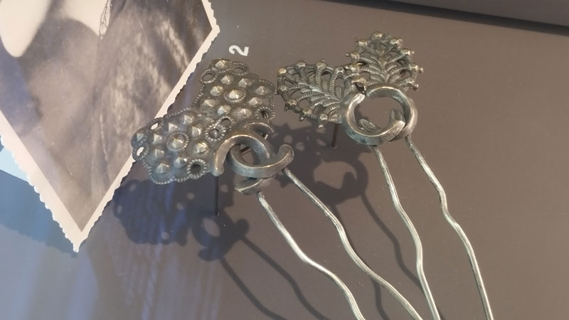 Lena Christs Haarnadeln in der Monacensia. © Volha Hapeyeva.