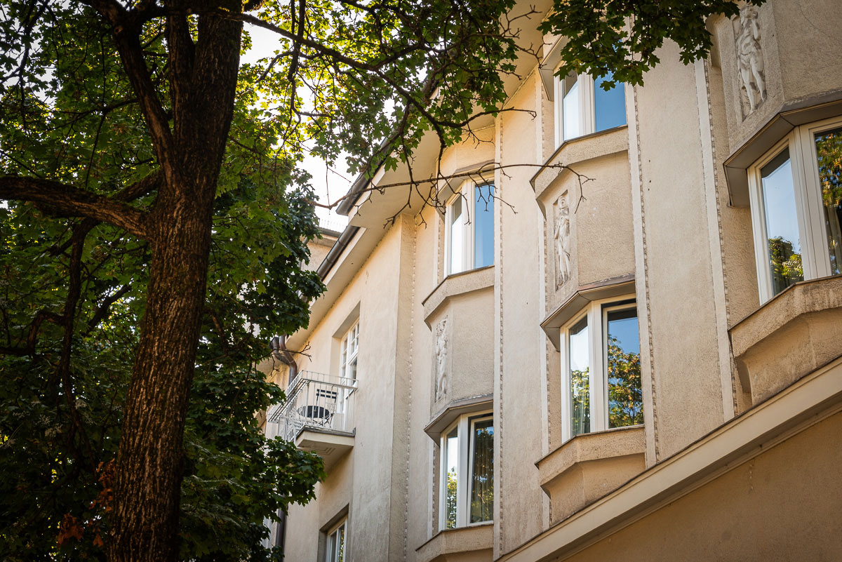 Blick auf historische Hausfront in der Händelstraße 1 in Bogenhausen. Literarischer Spaziergang zu #MeinBogenhausen.