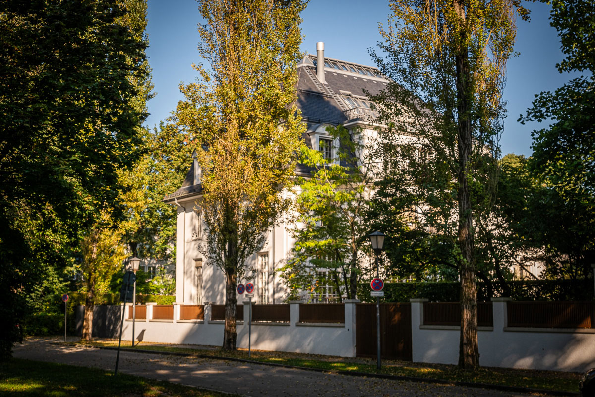 Blick auf eine Villa bei Sonnenschein in der Poschingerstraße 1 in Bogenhausen, ehemaliger Wohnsitz von Thomas Mann und Familie. Literarischer Spaziergang zu #MeinBogenhausen.