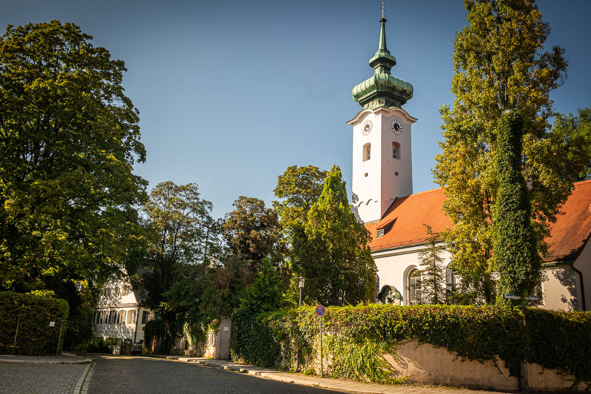 Blick auf eine Kirche mit Zwiebelturm in Bogenhausen. Literarischer Spaziergang zu #MeinBogenhausen.