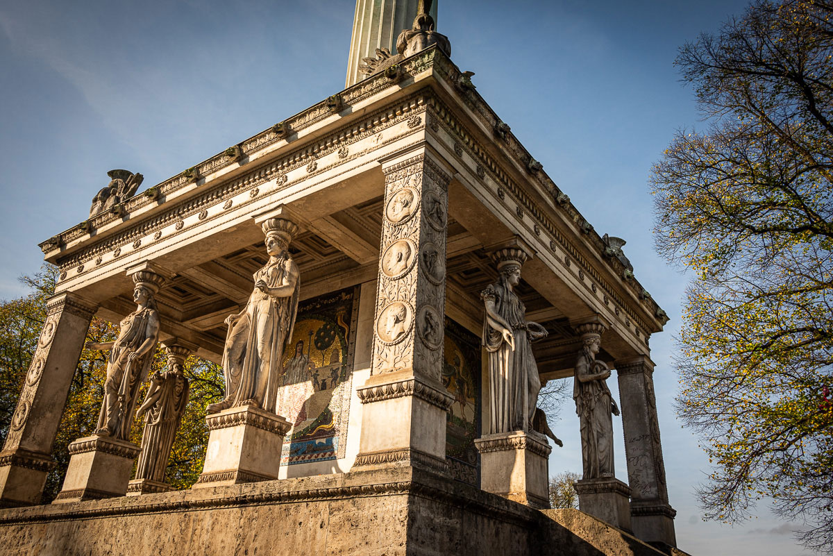 Blick auf das Bauwerk unterhalb des Friedensengels mit den Skulpturen des Tempels und den Mosaiken zu Herakles