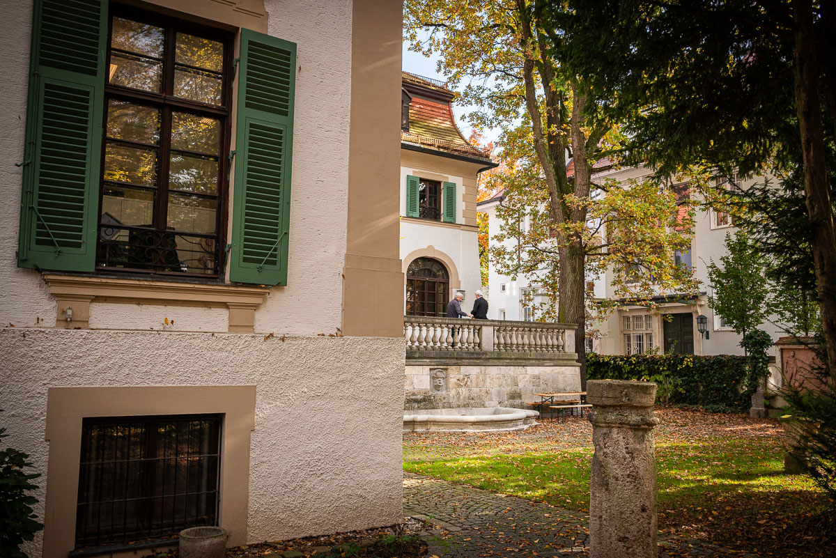 Die historische Terrasse der Monacensia vom Garten aus gesehen. #MeinBogenhausen.