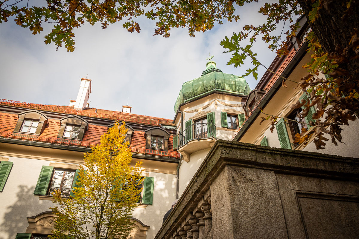 Blick auf die historische Terrasse und Turm der Monacensia im Hildebrandhaus. #MeinBogenhausen