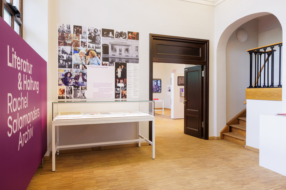 Blick in die Ausstellung «Literatur & Haltung. Rachel Salamanders Archiv». Fotowand mit Rachel Salamander.