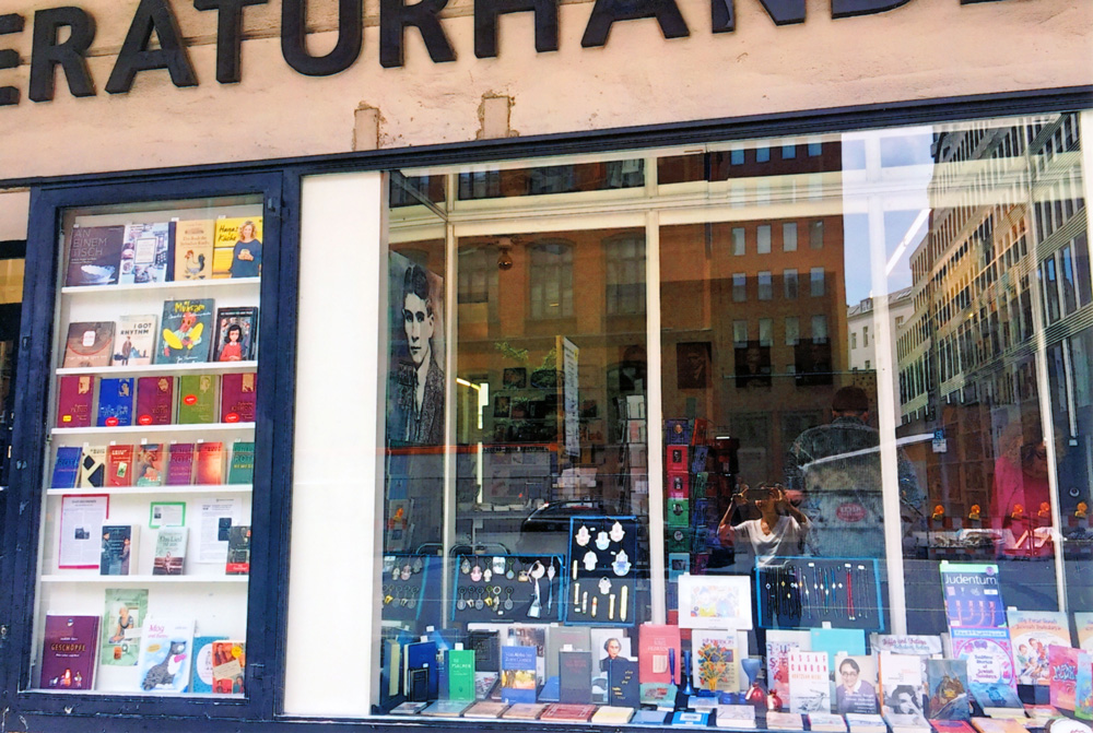 Blick auf die Schaufensterauslage einer Buchhandlung: Literaturhandlung Berlin.