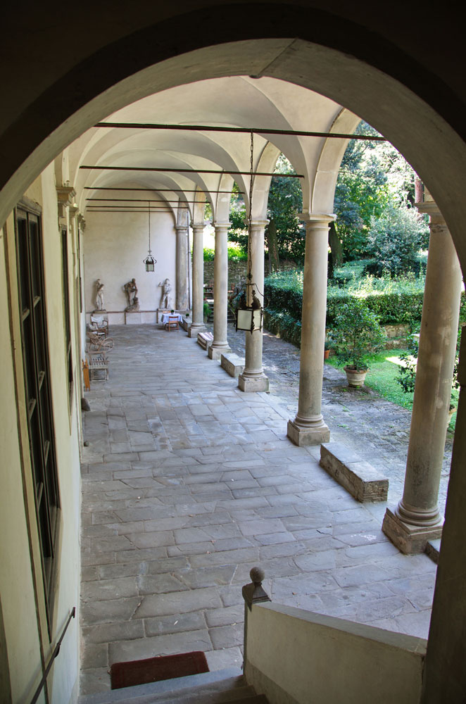 Blick in Loggia von Treppe aus mit Skulpturen an der Stirnwand von Adolf von Hildebrand in San Francesco di Paola