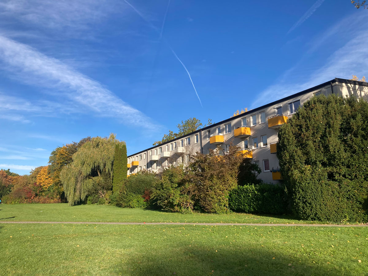 Blick auf Wohnsiedlung in der Parkstadt Bogenhausen im Herbst. #MeinBogenhausen