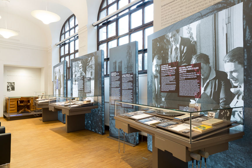 Blick in die Ausstellung: Literarisches München zur Zeit von Thomas Mann mit Aufnahmen von Thomas Mann und Familie