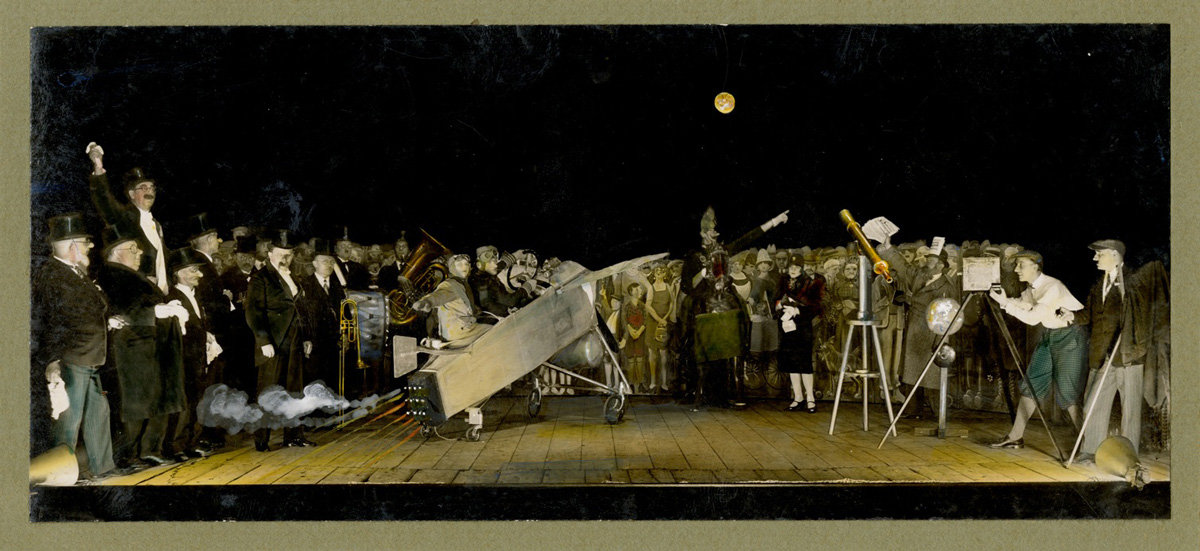 Historisches Bühnenspiel mti vielen Menschen, Rakete und Mond: Der Mondraketenflug mit Karl Valentin & Liesl Karlstadt.