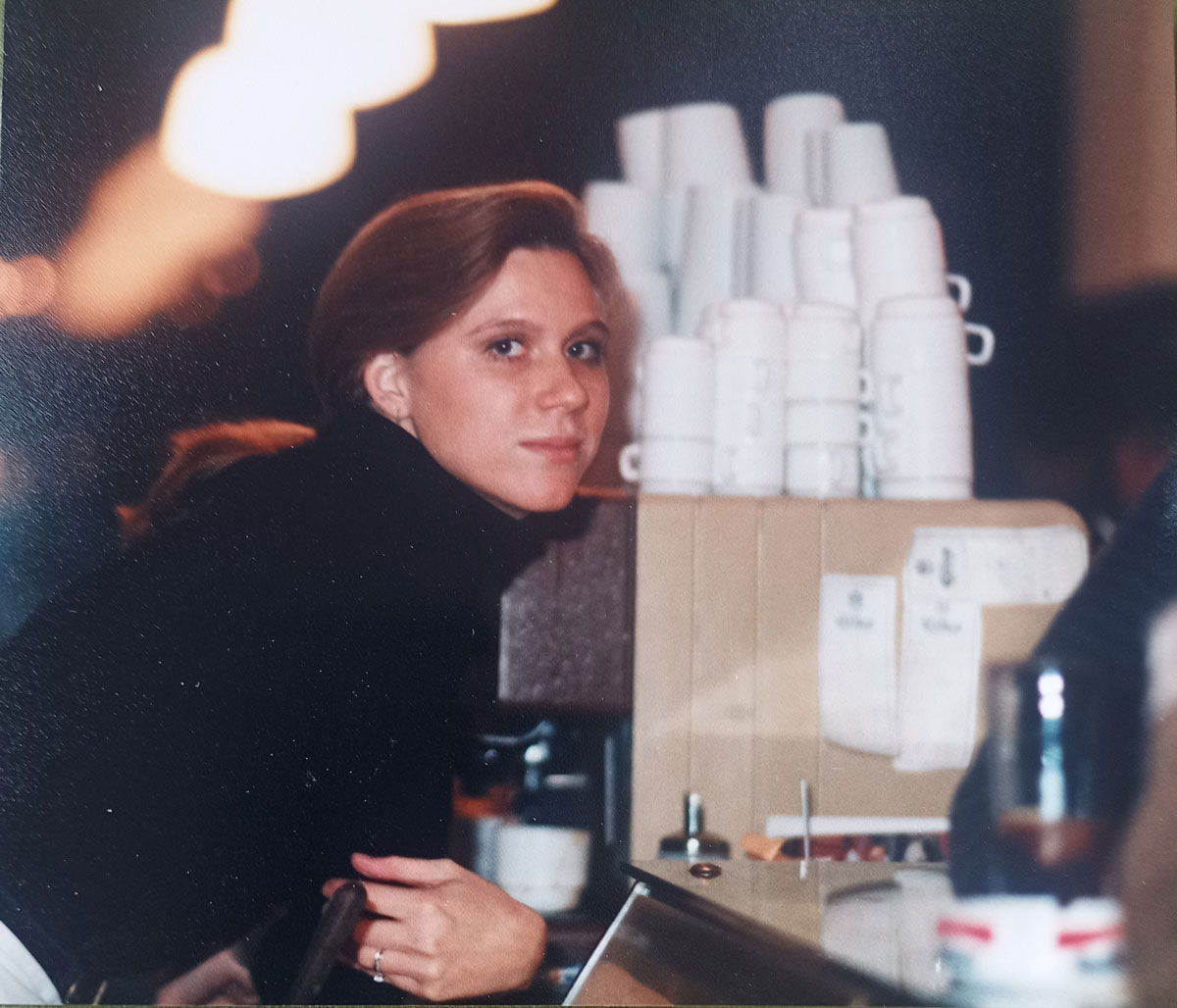 Tina Rausch an Theke des Baader Cafés. Münchner Kaffeehauskultur #LiterarischeMuenchen