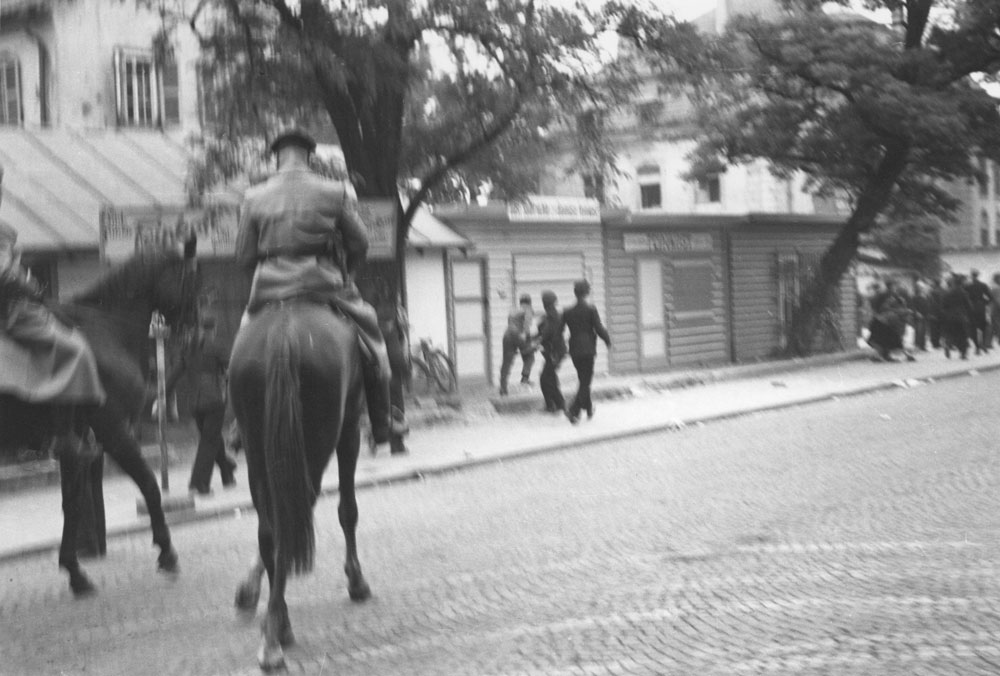 berittene Polizei patrouilliert in der Möhlstraße.