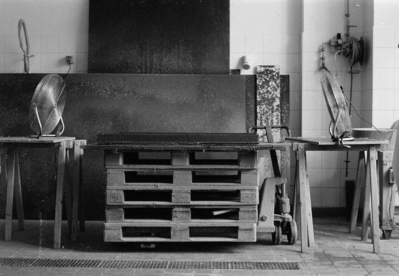 Papierwerkstatt. Trocknen der gesprühten Papierfasern auf definiertem Stülpobjekt. © Miriam Salamander