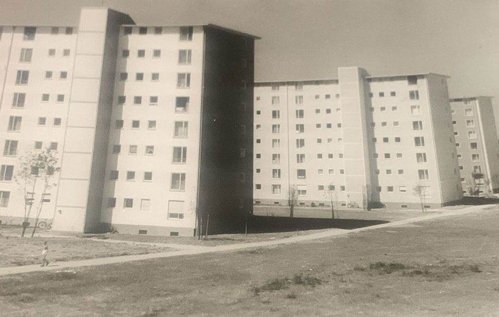 Blick auf gerade fertiggestellt Wohnsiedlung in der Parkstadt Bogenhausen, kaum bepflanzt. #MeinBogenhausen