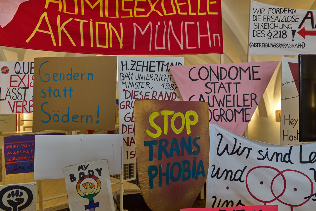 Plakate zur Station Pride City der Ausstellung What the City mit Gender, Queerness, §218