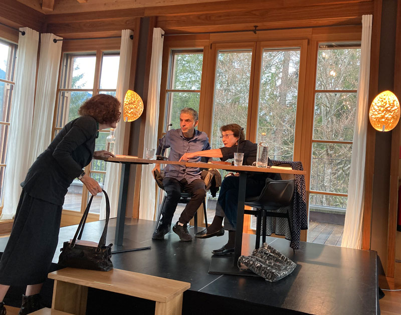 Rachel Salamander, Etgar Keret und Anat Feinberg auf dem Podium, Schloss Elmau, Mai 2023.