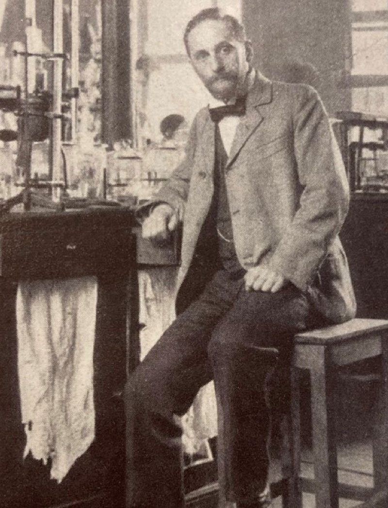 Richard Willstätter als Student sitzend im Chemie-Laboratorium in München.