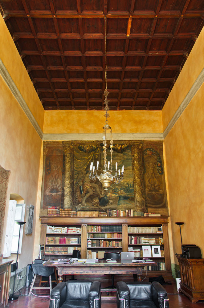 Großer Salon mit Schreibtisch und Bücherwand plus Wandmalerei, San Francesco di Paola